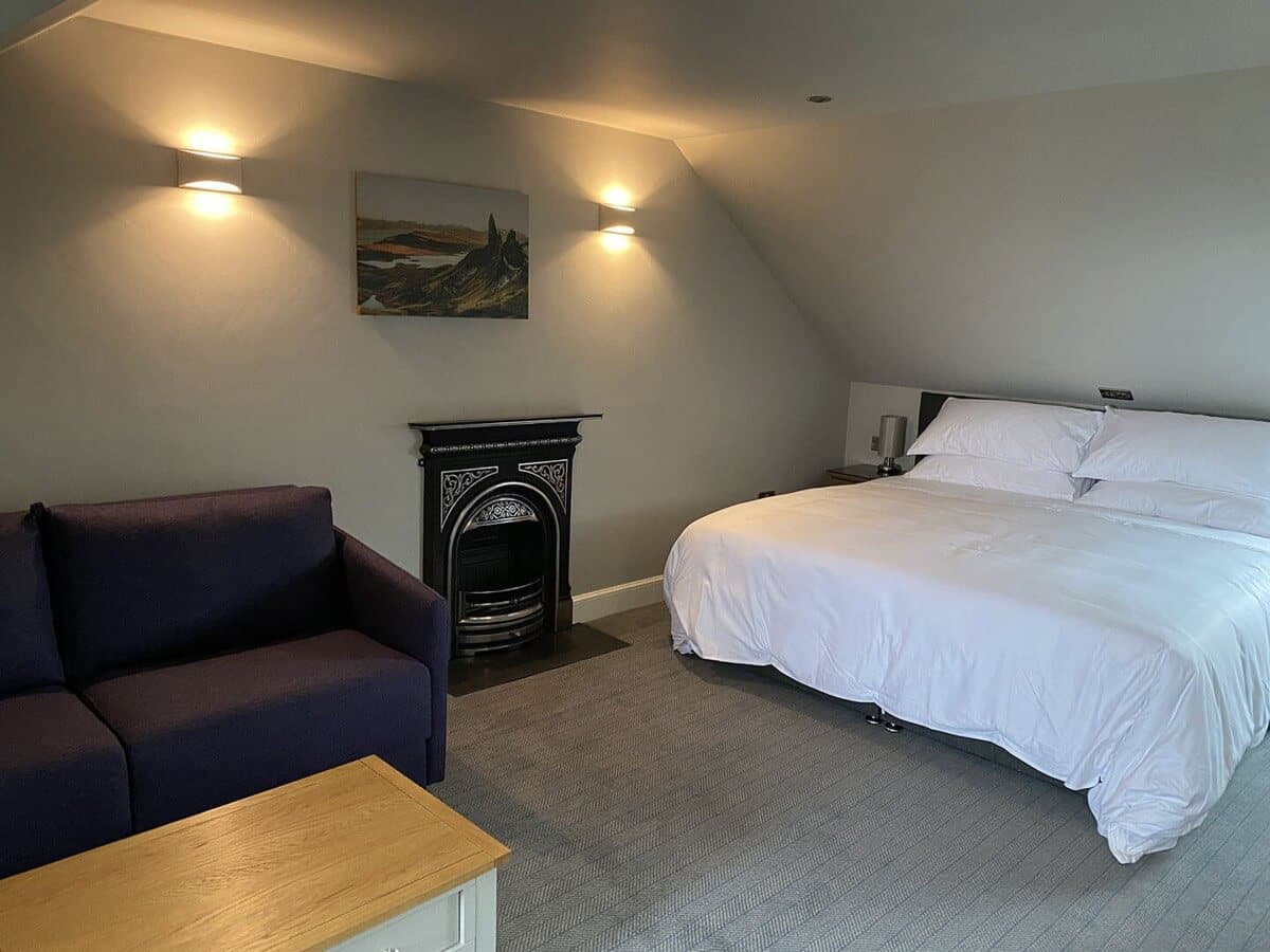 Luxury room with emperor bed and settee